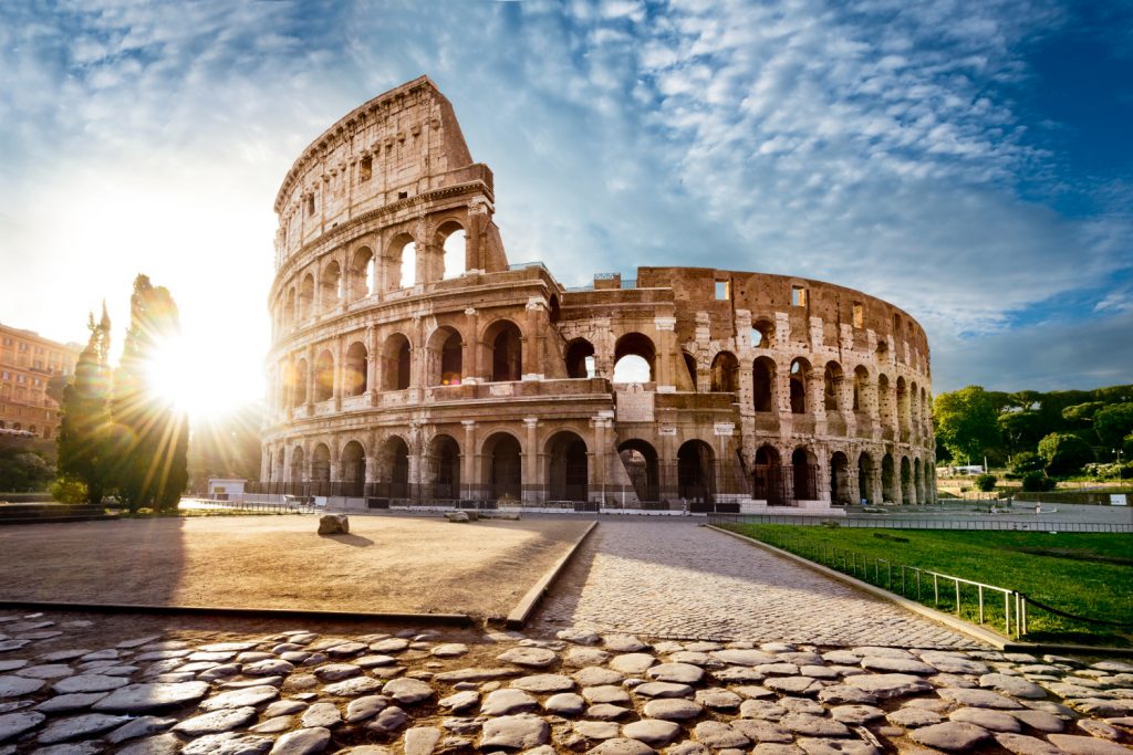 Koloseum w Rzymie i poranne słońce, Włochy