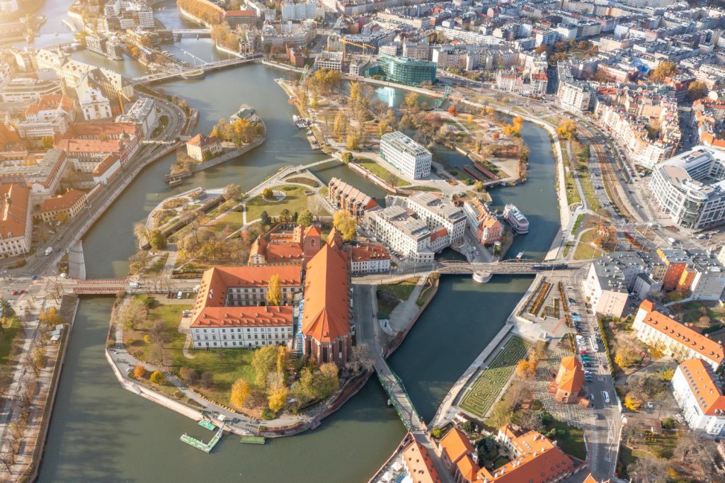 Panorama miasta z wysokości duży przepływ rzeki między wyspami we Wrocławiu wiele mostów starożytne centrum miasta Polska