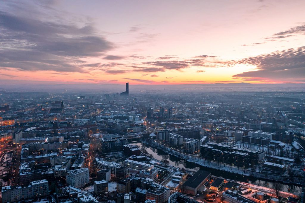 Polskie miasto Wrocław z dużej wysokości o zachodzie słońca, piękne niebo