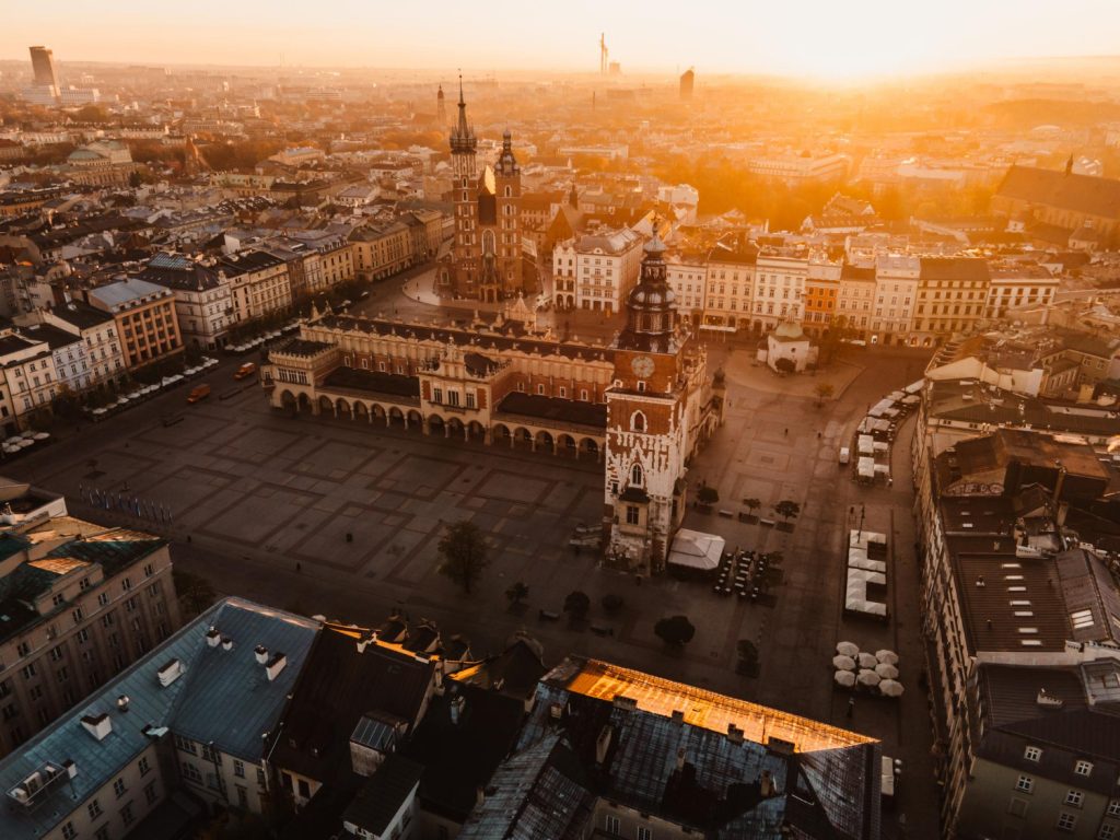 Widok wschodu słońca na główny plac i ulice Krakowa województwo małopolskie krakowskie bazylika Maryjska rynek świecący zamek na Wawelu