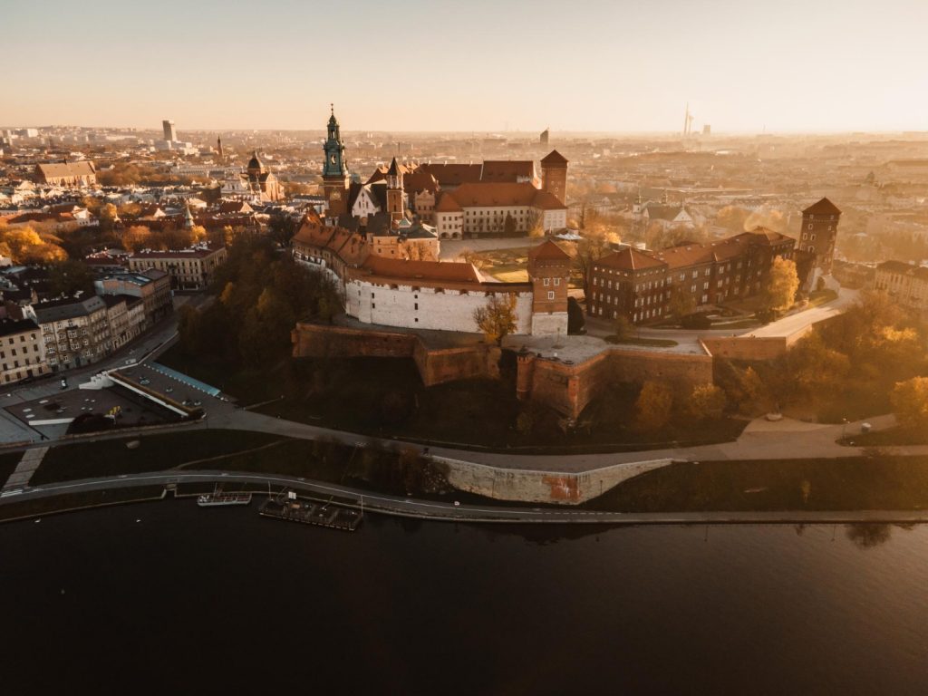 Widok wschodu słońca na Wawel i gotycka katedra w Krakowie renesansowa kaplica Zygmuntowska ze złotą kopułą murami obronnymi